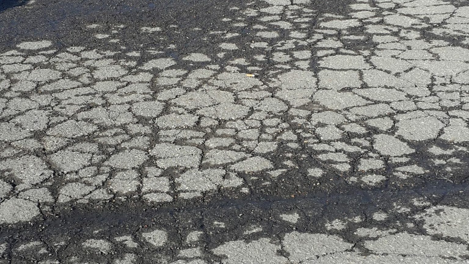 20170310_160919CROCODILECRACKINGCOLDWEATHER ROAD PAVEMENT